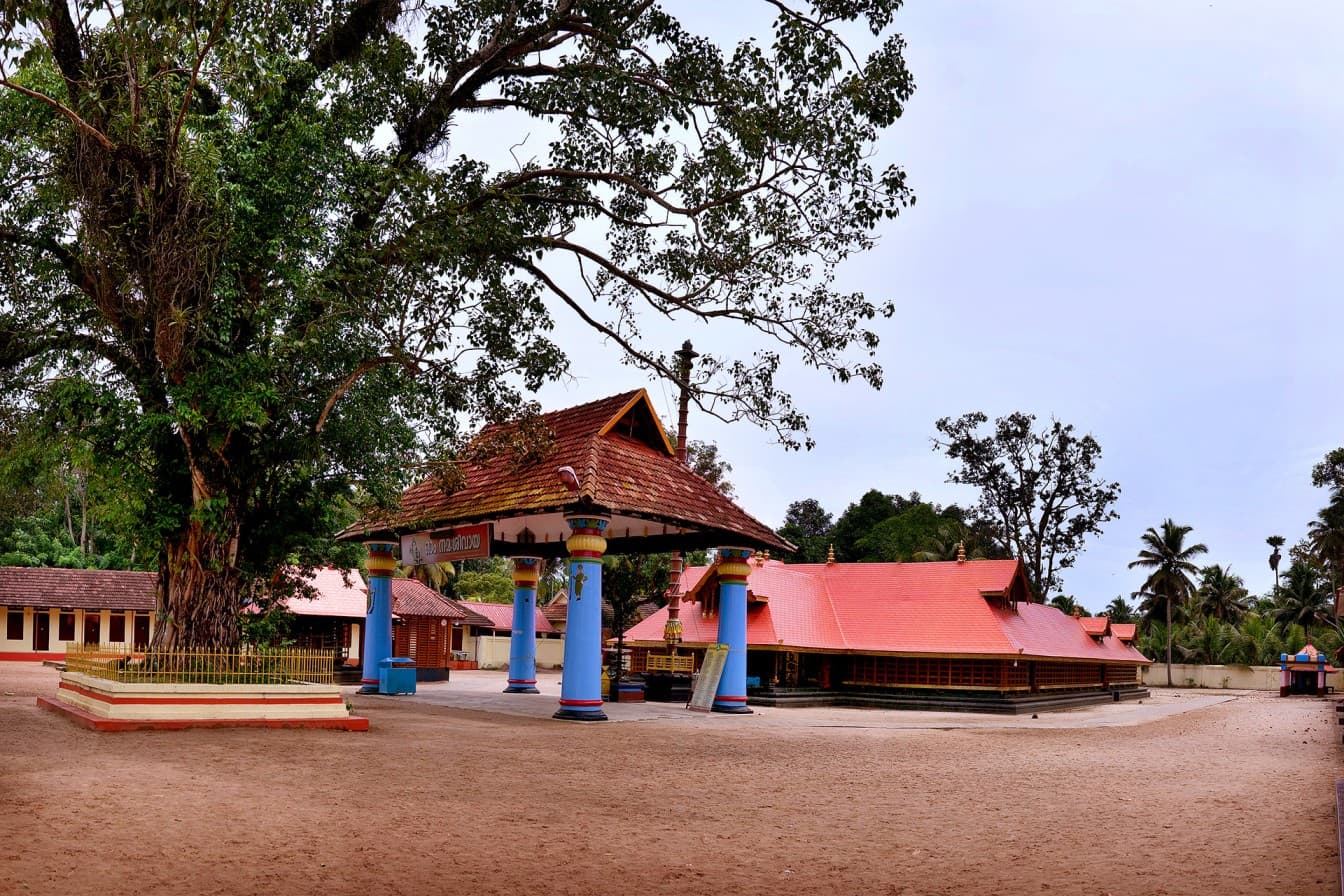 Thiruvizha Mahadeva Temple (2.5km)